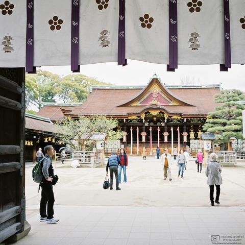 View through the gate towards the main hall of Kitano Tenmangu in Kyoto, Japan.