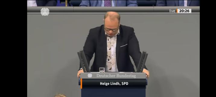 Standbild aus dem Video. Zu sehen ist am Podium Helge Lindh, SPD