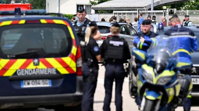 14-Jähriger tötet Schulmitarbeiterin mit Messer