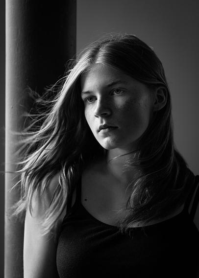 Portrait eines 15jährigen Mädchens, dessen Haare im Wind wehen.