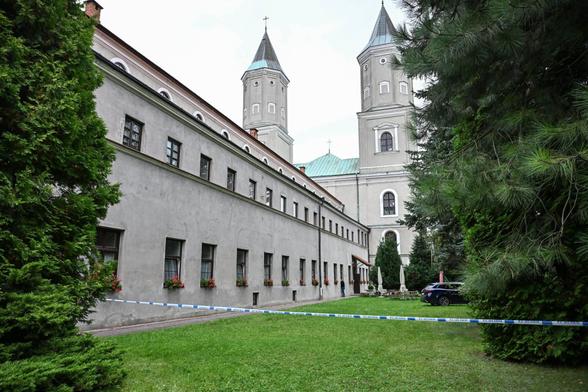 A 31-year-old Ukrainian citizen stabbed five people on Thursday morning at the Benedictine abbey complex in Jarosław, in Polands Podkarpacie region near the Ukrainian border. One Catholic priest, Father Stanisław Zbojnowicz, died. Four others were w source/editor : Georgi Gotev