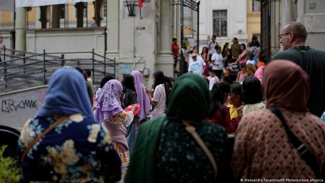 Prime Minister Giorgia Melonis government has passed new school rules capping the number of students who dont speak fluent Italian and banning face coverings.