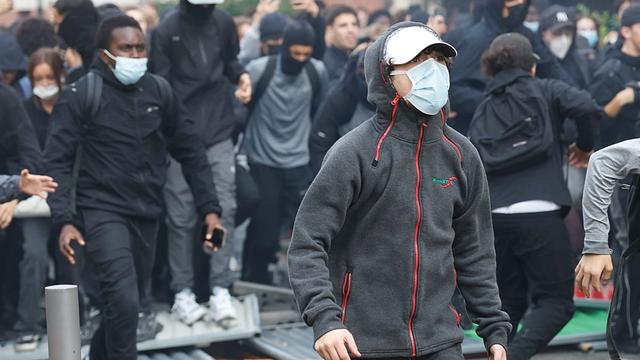 Hundreds of secondary school students blocked school entrances in Rennes and Paris during a national day of action, calling for more staff and funding for education.