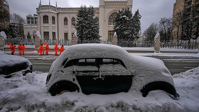 Heavy autumn snowfall has paralysed roads in Russia's Magadan region, leaving trucks struggling through snow and disrupting intercity bus services.