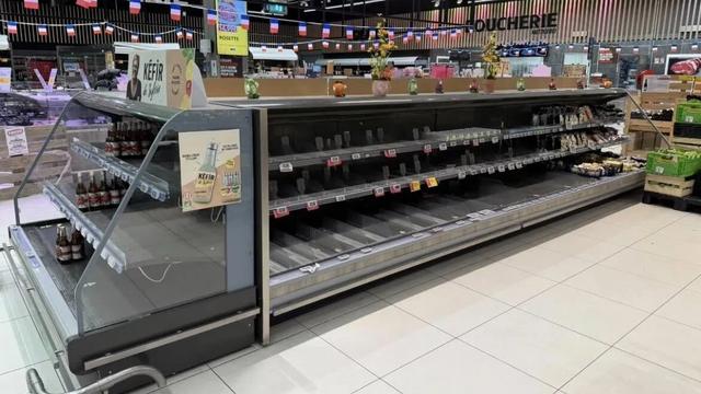 Hackers targeted connected refrigeration systems at hundreds of French supermarkets overnight on 11–12 October, forcing refrigerators and freezers up to 50°C for hours. The attack hit around 150 Intermarché stores (and more when including related Net  source/editor : Georgi Gotev