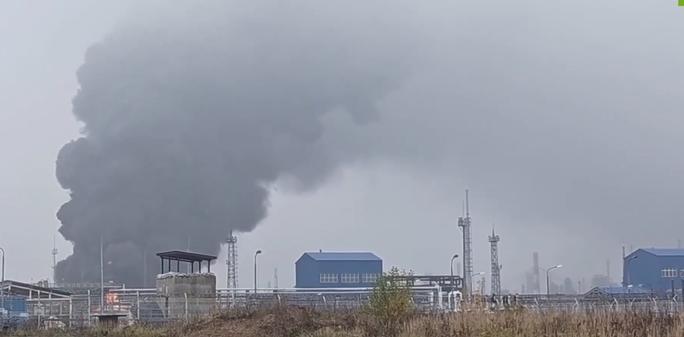 Ukraine struck a Russian oil refinery on Thursday after President Volodymyr Zelenskyy declared that Kyiv was abandoning a ceasefire covering energy sites announced by U.S. President Donald Trump, and criticised Trump's willingness to strike deals wi source/editor : Georgi Gotev