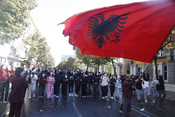 Albanian Prime Minister Edi Rama announced a new package against "violence and urban anarchy" on 25–26 October 2026.The main measures include heavy fines for people who stay in a crowd after police warn that violence or damage is under way. Police c  source/editor : Georgi Gotev