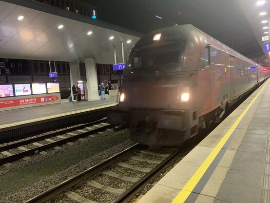 A dirty ÖBB railjet at vienna main station