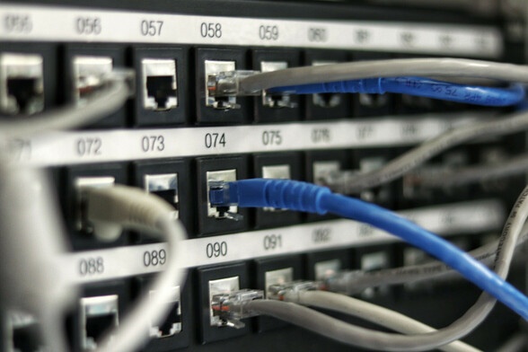 obrazek dekoracyjny: kable i gniazda ethernet