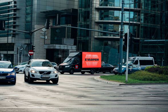 Zdjęcie ciężarówki z reklamą Vlop! na rondzie ONZ