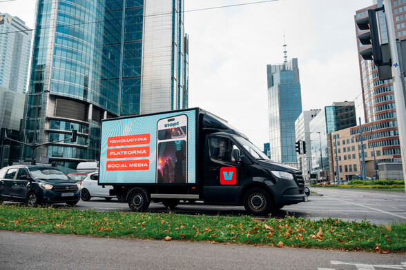 Zdjęcie ciężarówki z reklamą Vlop! na rondzie ONZ