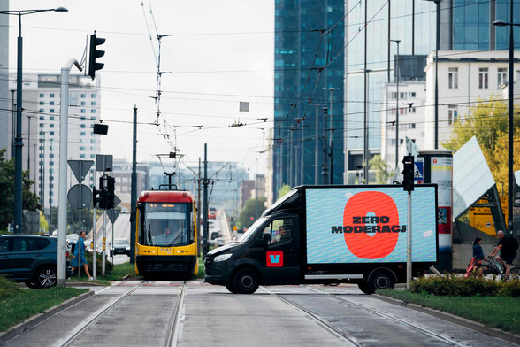 Zdjęcie ciężarówki z reklamą Vlop! na rondzie ONZ