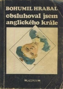 The Czech first edition cover of the book "I Served the King of England" by Bohumil Hrabal. On a dark backround. across the top, the author's name is written, and below that the title in Czech. Blow that is a white rectangle, superimposed on which is a tilted card, show the head and shoulders of a young boy, pointing to the bottom left. The boy is wearing a blue cap, and a shirt in the same colour, and probably represents the main character of the book