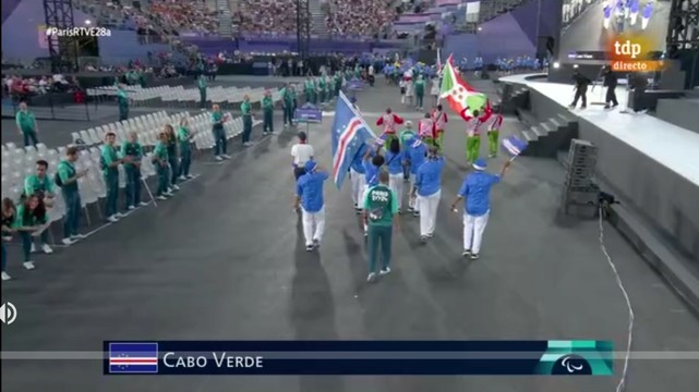 La delegación de Cabo Verde en el desfile de los Juegos Paralímpicos en la Plaza de la Concordia de París. 