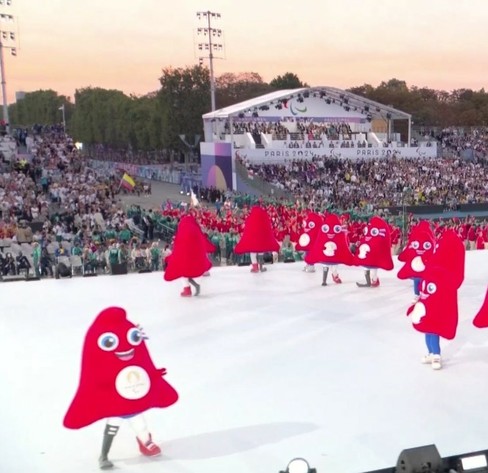 Las mascotas de los Juegos Paralímpicos bailando sobre el escenario de la ceremonia inaugural.