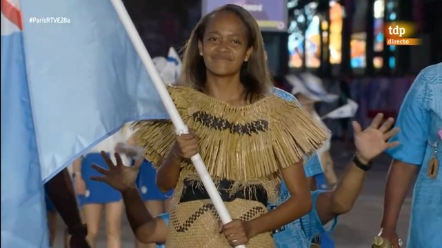 La abanderada de Fiji llevando un super elegante vestido tradicional. 