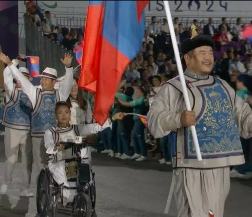 La delegación de Mongolia en los Juegos Paralímpicos de París llevan unos magníficos trajes tradicionales. 