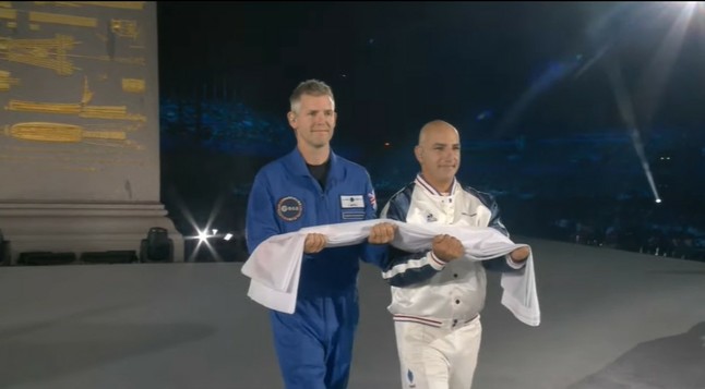 El parastronauta (el ex atleta paralímpico) John McFall lleva la bandera de los Juegos Paralímpicos al escenario durante la ceremonia de apertura de los Juegos Paralímpicos de París 2024.